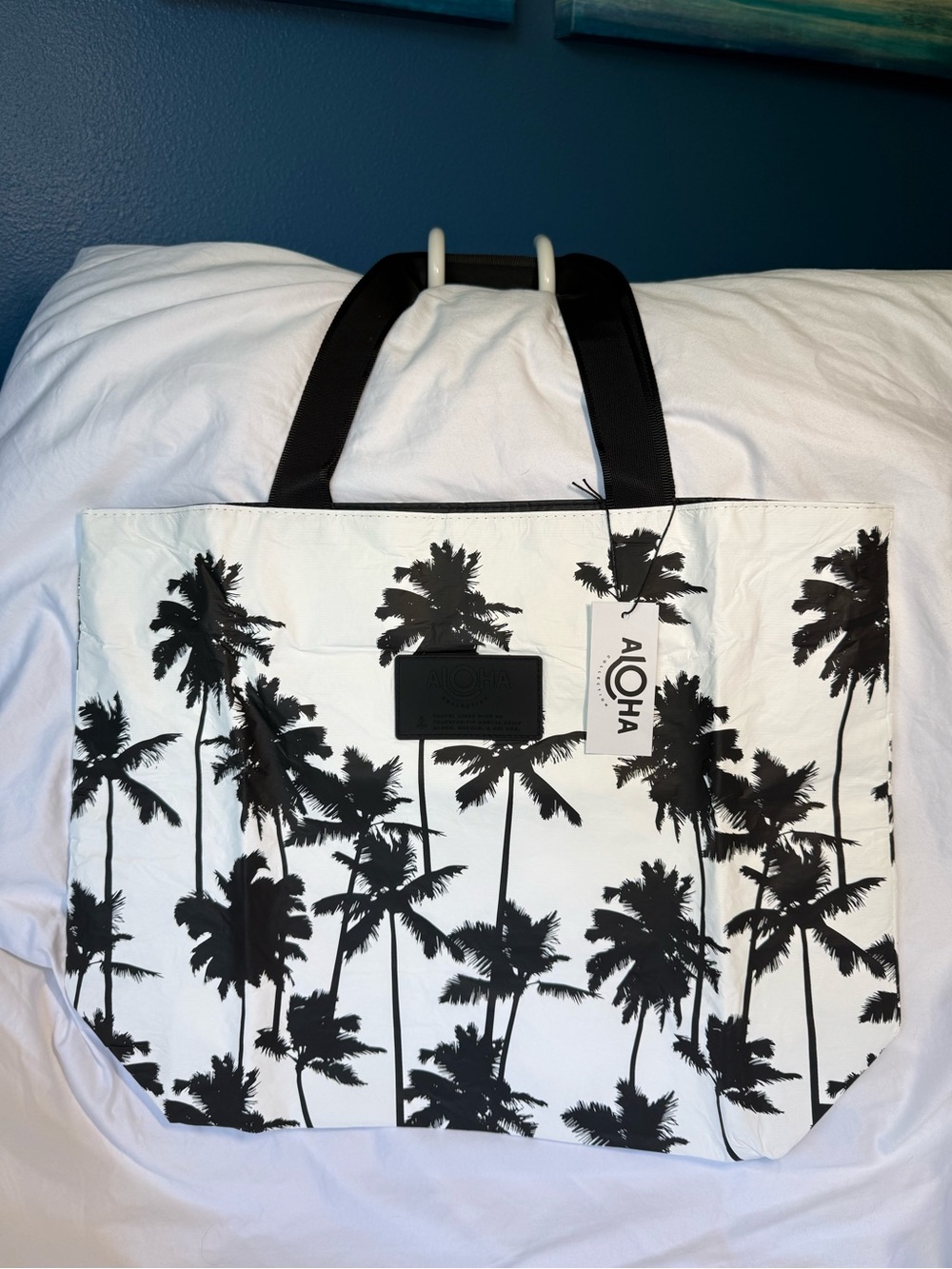 NWT ALOHA Collection Day Tripper Coco Palms Black White
